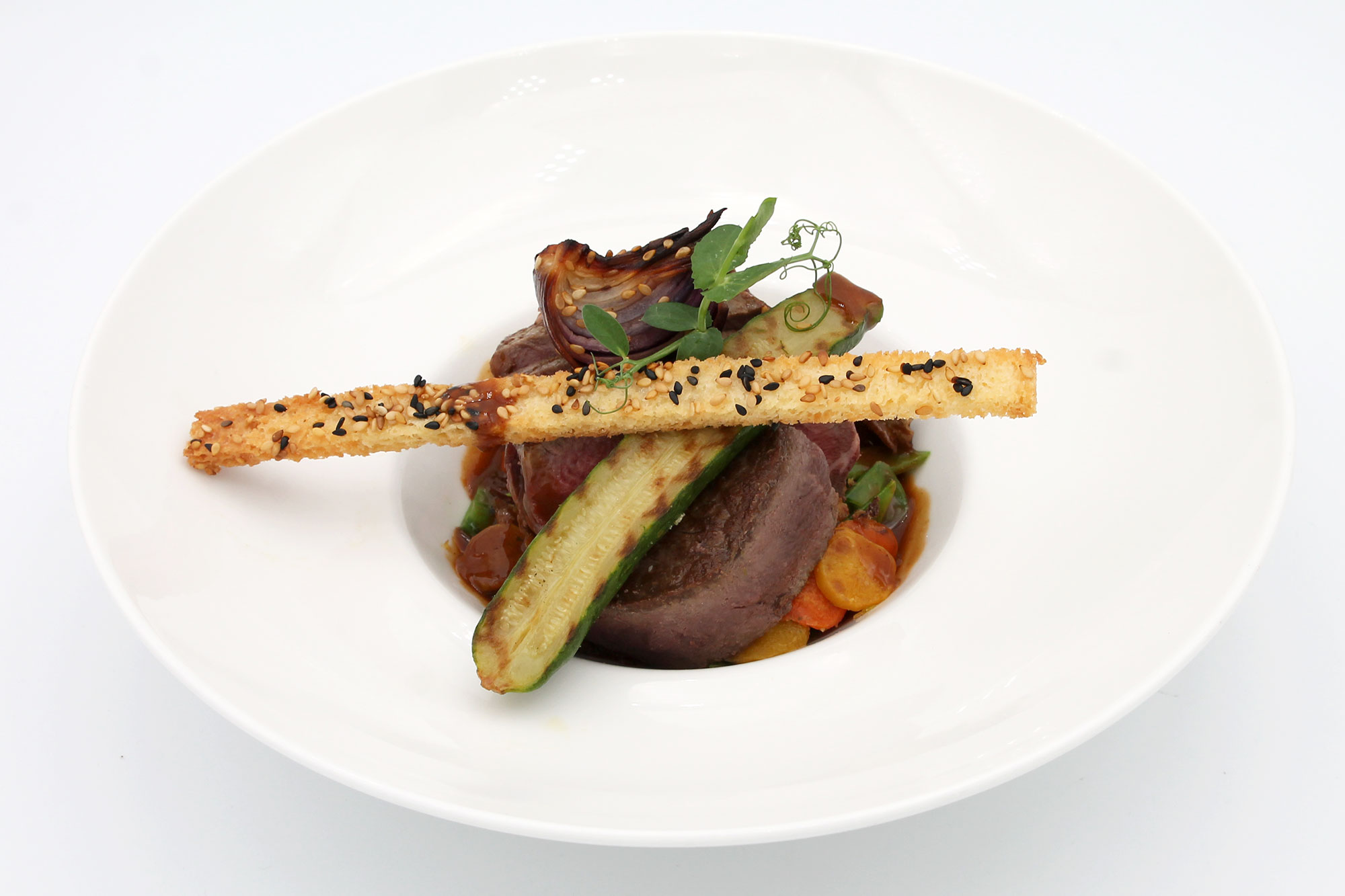 Filet de bœuf charolais et son jus réduit, poêlée de légumes,
oignons rouges caramélisés, croustillant aux graines de sésame