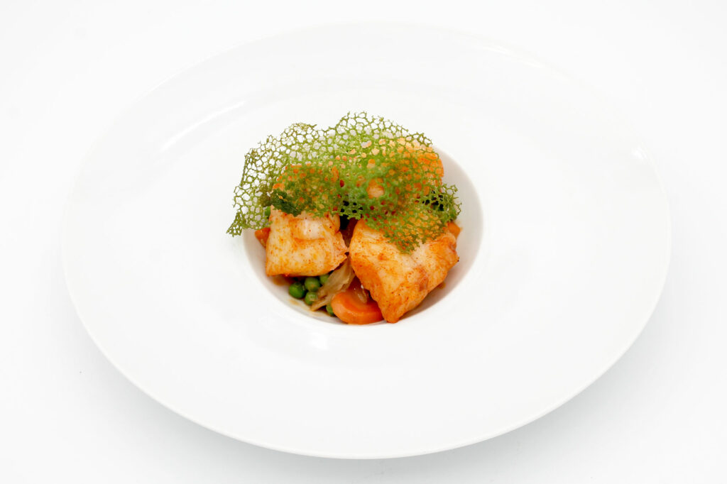 Médaillons de lotte rôtis à l’huile d’olive, poêlée de légumes d’été
jus de gambas émulsionné à l’huile d’olive parfumée au citron